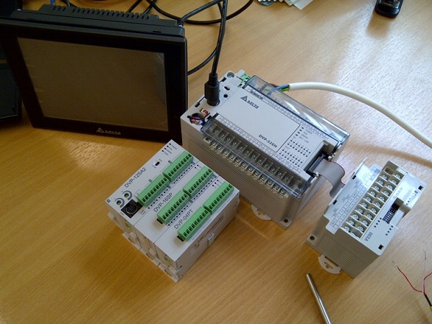 a picture of a delta dvp plc  and dop-b hmi
